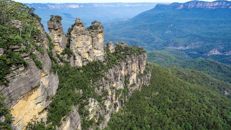 Sandstone cliffs and valleys in the upper Blue Mountains