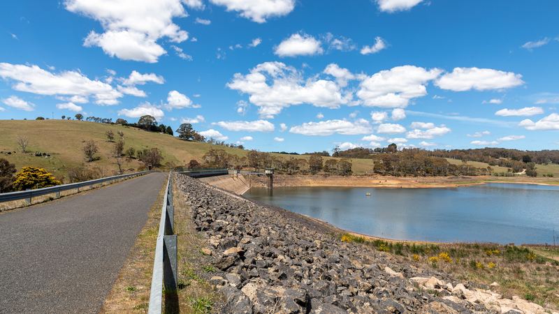 The road across the Oberon Dam wall beside Lake Oberon